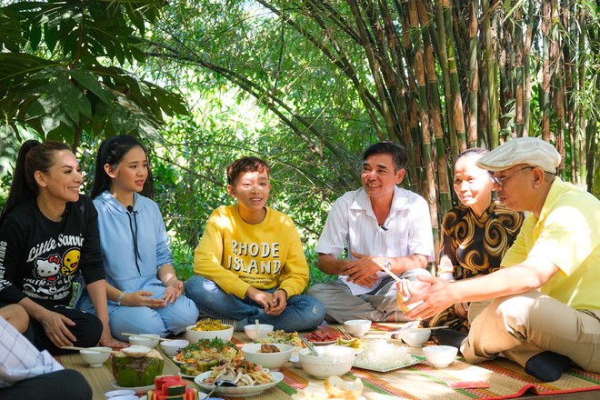 Phi Nhung cùng con nuôi Hồ Văn Cường hào hứng chơi lô tô ngày Tết - Ảnh 8.