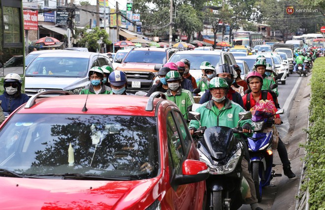 Người dân ùn ùn rời Sài Gòn về quê ăn Tết, bến xe đông nghẹt, đường phố ùn tắc không lối thoát ngày cuối năm - Ảnh 17.