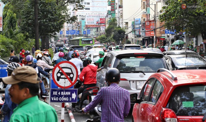 Người dân ùn ùn rời Sài Gòn về quê ăn Tết, bến xe đông nghẹt, đường phố ùn tắc không lối thoát ngày cuối năm - Ảnh 16.