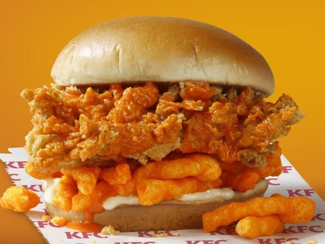 KFC ra mắt loại sandwich mới kẹp toàn gà rán và bim bim Cheetos - Ảnh 2.