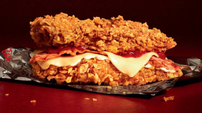 KFC ra mắt loại sandwich mới kẹp toàn gà rán và bim bim Cheetos - Ảnh 1.