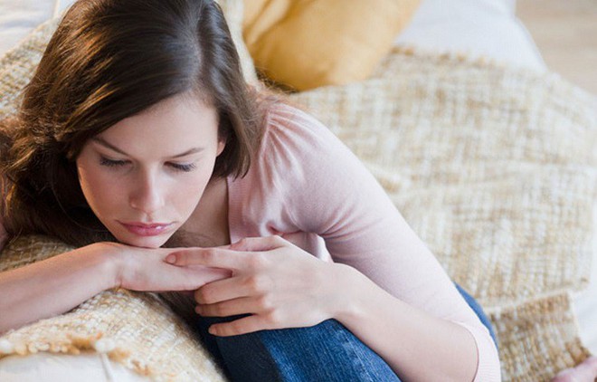Quầng th&acirc;m dưới mắt c&oacute; thể đang ngầm tố c&aacute;o một v&agrave;i vấn đề sức khỏe m&agrave; con g&aacute;i kh&ocirc;ng n&ecirc;n lơ l&agrave; bỏ qua - Ảnh 1.