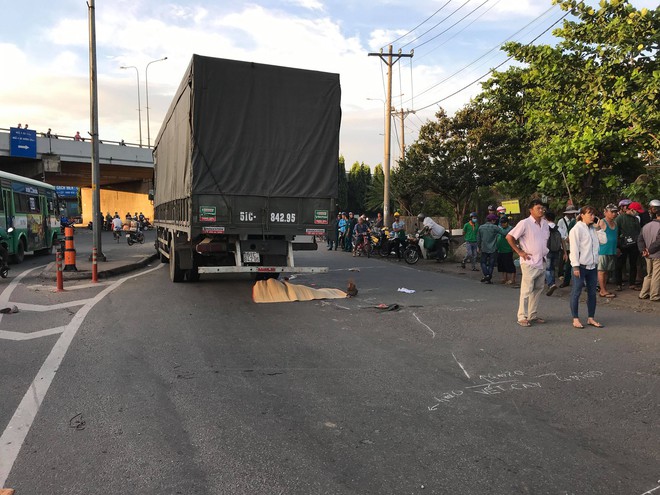 TP.HCM: Đi xe máy tới bệnh viện khám thai, người phụ nữ mang bầu 2 tháng bị xe tải cán tử vong - Ảnh 1.