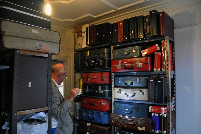 Gặp gỡ Tim Rowett, người đàn ông dành 60 năm cuộc đời để sưu tập 25.000 món đồ chơi độc lạ - Ảnh 1.