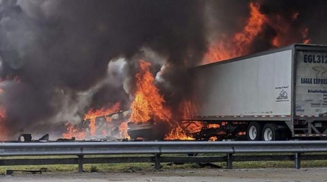 Tai nạn xe container kinh hoàng trên xa lộ Florida khiến 7 người chết, lửa cháy ngùn ngụt - Ảnh 1.