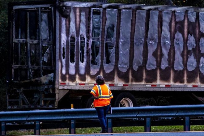 Tai nạn xe container kinh hoàng trên xa lộ Florida khiến 7 người chết, lửa cháy ngùn ngụt - Ảnh 2.