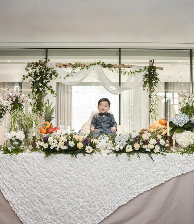 Sau 7 năm cưới gi&aacute;m đốc ng&acirc;n h&agrave;ng, sao Thời trang thập ni&ecirc;n 70 lần đầu khoe 2 con trong bộ ảnh sang chảnh - Ảnh 4.
