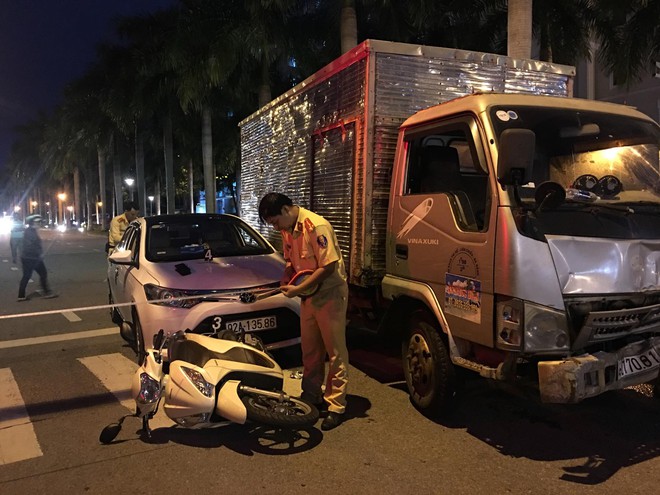 Xe tải điên tông loạt ô tô, xe máy đang dừng đèn đỏ ở Đà Nẵng - Ảnh 1.