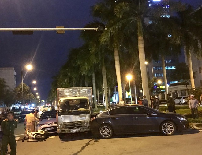 Xe tải điên tông loạt ô tô, xe máy đang dừng đèn đỏ ở Đà Nẵng - Ảnh 3.