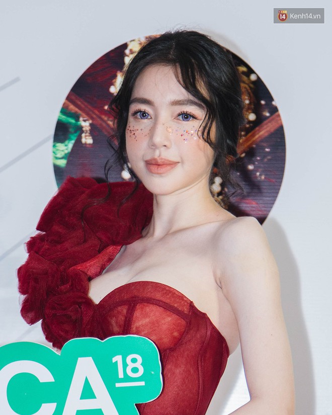 5 ca làm đẹp chặt chém nhất WeChoice Awards 2018: Quỳnh Anh Shyn búi tóc siêu quái , Elly Trần đính sao lên mặt - Ảnh 2.