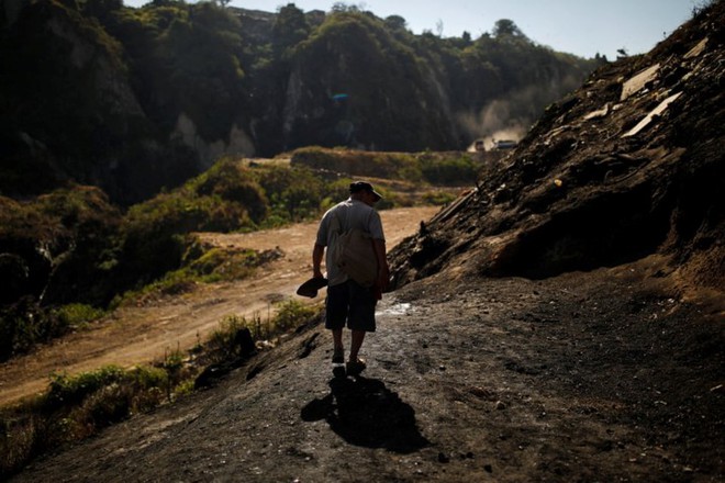 Cuộc sống cơ cực của những người chuy&ecirc;n đi bới r&aacute;c ở Guatemala - Ảnh 1.