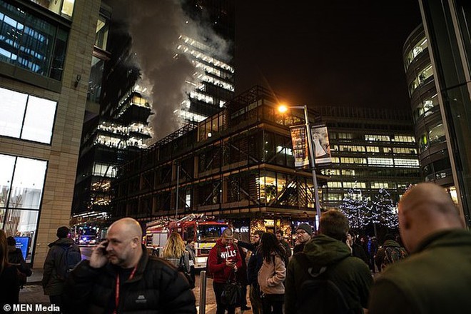 Lửa ch&aacute;y ng&ugrave;n ngụt tại nh&agrave; h&agrave;ng d&agrave;nh cho người nổi tiếng ở Anh - Ảnh 3.