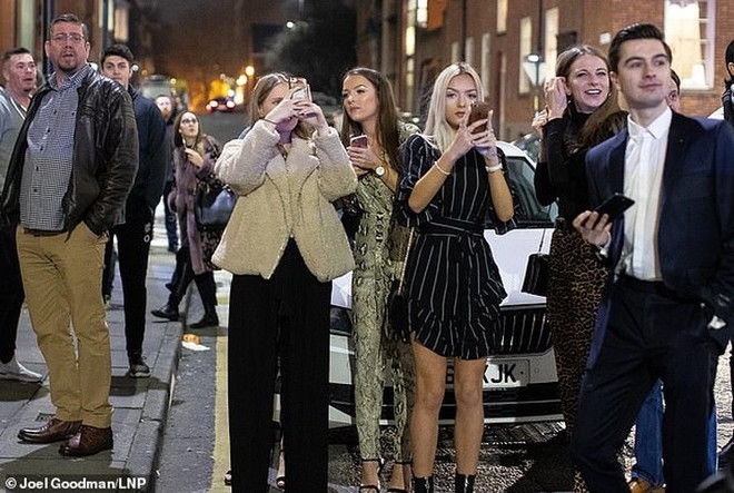 Lửa ch&aacute;y ng&ugrave;n ngụt tại nh&agrave; h&agrave;ng d&agrave;nh cho người nổi tiếng ở Anh - Ảnh 7.