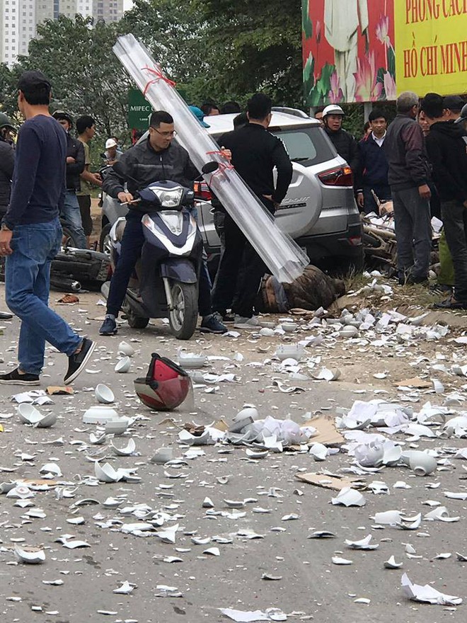 Hà Nội: Ô tô mất lái đâm liên hoàn 1 taxi và 3 xe máy, 2 vợ chồng tử vong thương tâm - Ảnh 1.