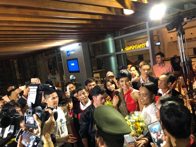 HHen Ni&ecirc; hạnh ph&uacute;c trở về trong v&ograve;ng tay ch&agrave;o đ&oacute;n của người d&acirc;n Đăk Lăk sau th&agrave;nh t&iacute;ch Top 5 Miss Universe 2018 - Ảnh 1.