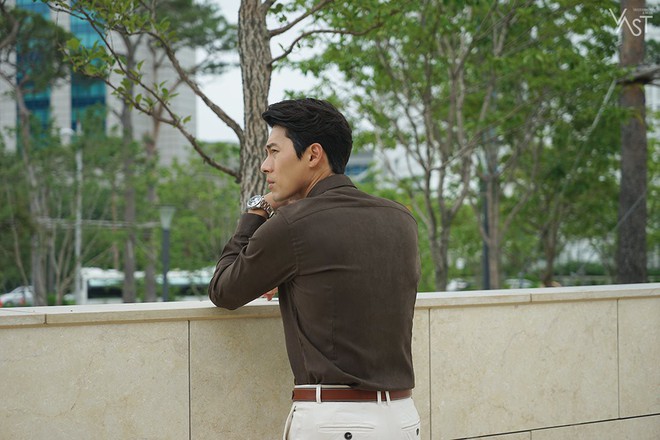 Loạt hình hậu trường gây sốt: Ở tuổi 37, Hyun Bin dù nhợt nhạt vẫn trông như một tác phẩm nghệ thuật sống - Ảnh 5.