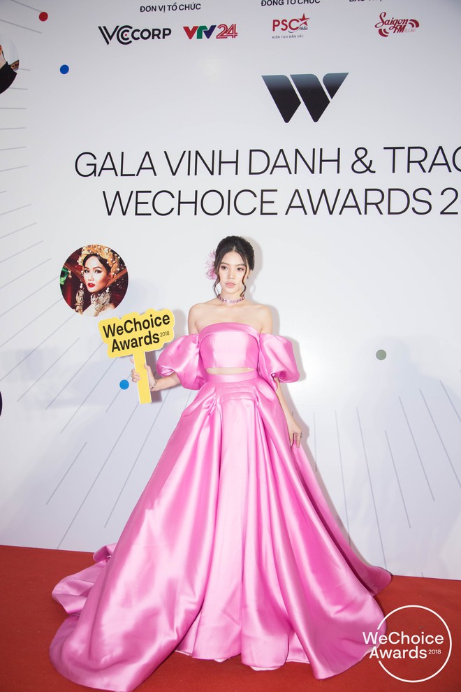 Giữa một rừng Hoa Hậu tại Wechoice Awards 2018, Hương Giang vẫn tỏa sáng nhất nhờ combo vũ khí này - Ảnh 3.