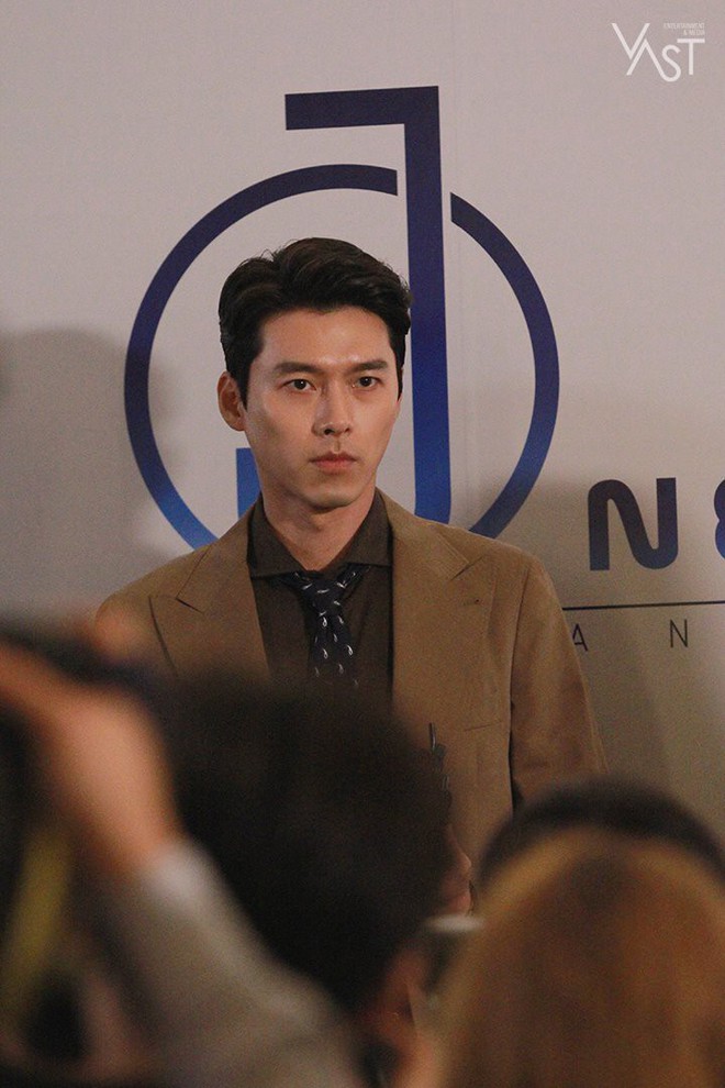 Loạt hình hậu trường gây sốt: Ở tuổi 37, Hyun Bin dù nhợt nhạt vẫn trông như một tác phẩm nghệ thuật sống - Ảnh 14.