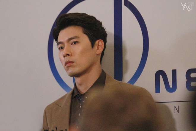 Loạt hình hậu trường gây sốt: Ở tuổi 37, Hyun Bin dù nhợt nhạt vẫn trông như một tác phẩm nghệ thuật sống - Ảnh 12.