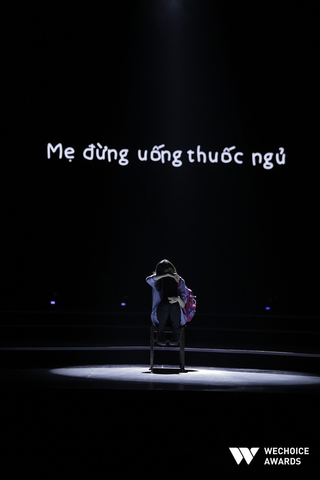 Nghẹn ngào xem tiết mục múa tái hiện câu chuyện về thiên sứ Hải An tại Gala WeChoice Awards 2018 - Ảnh 3. Nghẹn ngào xem tiết mục múa tái hiện câu chuyện về thiên sứ Hải An tại Gala WeChoice Awards 2018 - Ảnh 3.