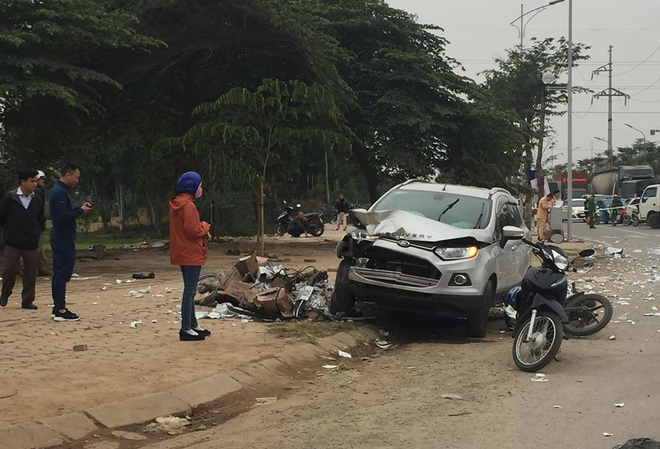 Danh tính đôi vợ chồng tử vong trong vụ ô tô gây tai nạn liên hoàn với 3 xe máy và xe taxi - Ảnh 2.