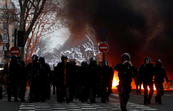 Ảnh: Biểu tình bạo lực Pháp tiếp diễn, người phát ngôn chính phủ trốn khỏi văn phòng - Ảnh 1.