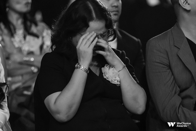 Không kìm được cảm xúc, nữ diễn viên múa vai mẹ bé Hải An khóc nức nở sau cánh gà sân khấu đêm Gala WeChoice Awards 2018 - Ảnh 5.