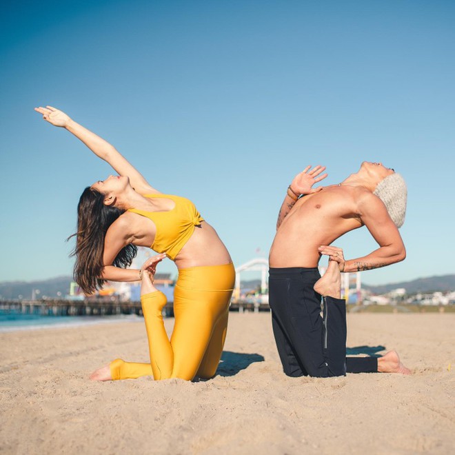 Siêu mẫu gốc Việt Lạc Cơ Nhi gây tranh cãi vì khoe ảnh tập yoga khi đang bụng bầu vượt mặt - Ảnh 1.
