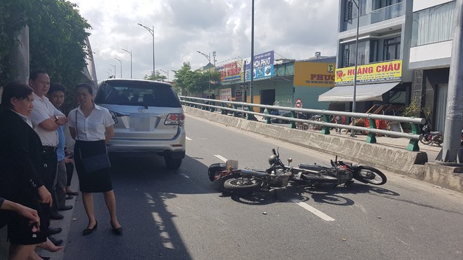 Tránh Ninja Lead ở Đà Nẵng, 2 xe máy ngã văng trước đầu ô tô - Ảnh 1.