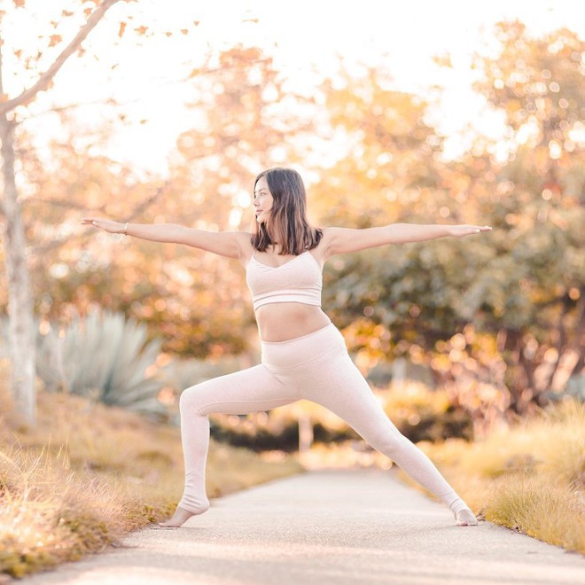Si&ecirc;u mẫu gốc Việt Lạc Cơ Nhi g&acirc;y tranh c&atilde;i v&igrave; khoe ảnh tập yoga khi đang bụng bầu vượt mặt - Ảnh 4.