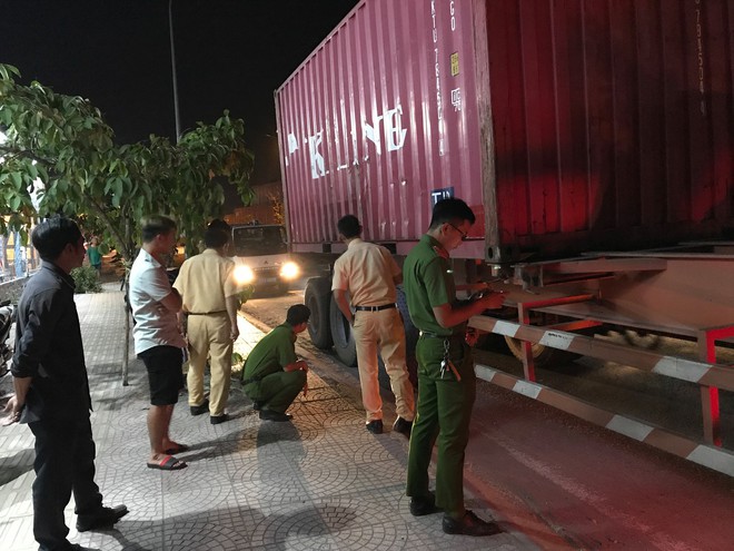 TP. HCM: Người dân truy đuổi chiếc container đâm chết người rồi bỏ chạy - Ảnh 1.