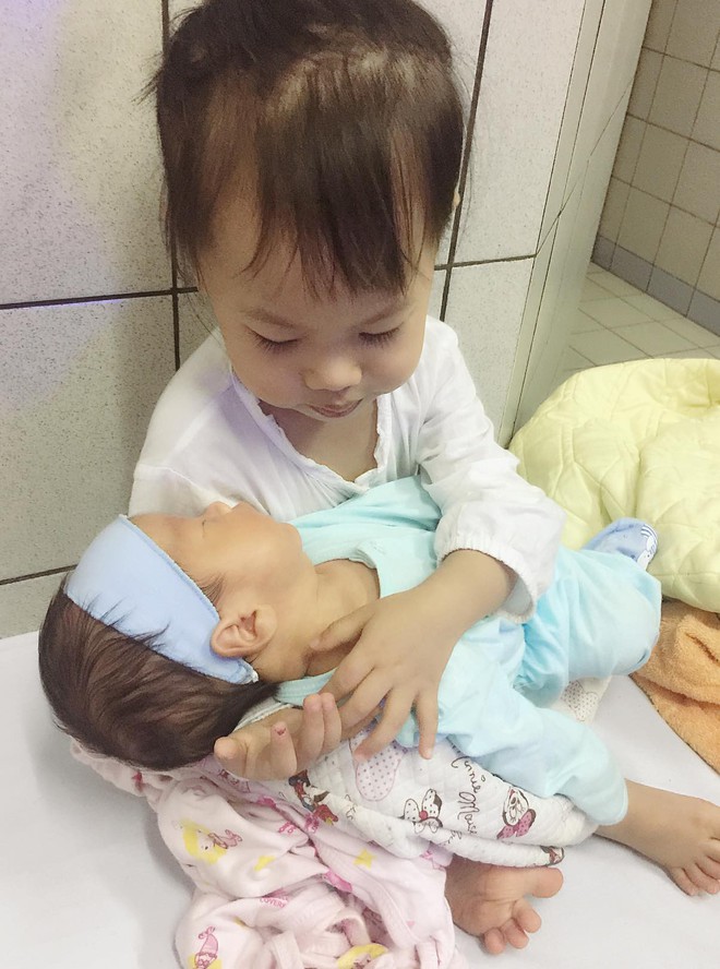 Nỗi khổ của b&agrave; mẹ đẻ liền: Mới quay đi v&agrave;i ph&uacute;t, c&ocirc; chị 2,5 tuổi đ&atilde; vẽ chi ch&iacute;t l&ecirc;n mặt em rồi banh mắt, x&otilde;a t&oacute;c cho em sợ - Ảnh 4.