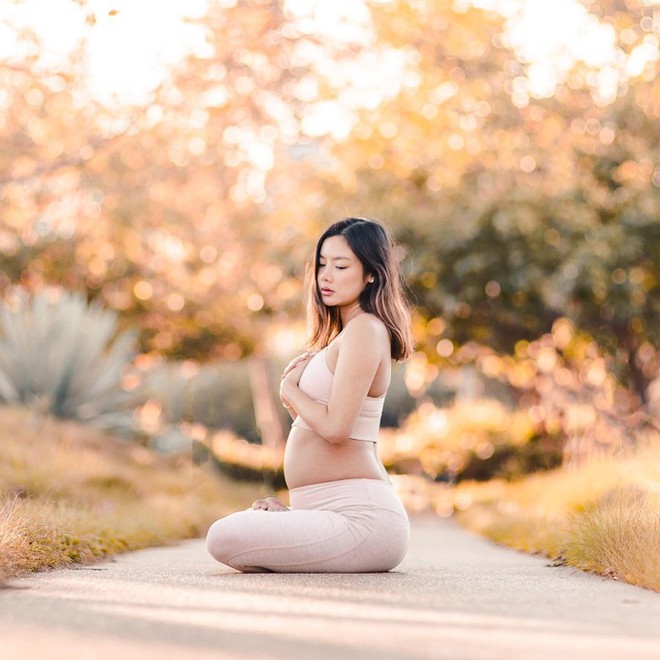Siêu mẫu gốc Việt Lạc Cơ Nhi gây tranh cãi vì khoe ảnh tập yoga khi đang bụng bầu vượt mặt - Ảnh 6.