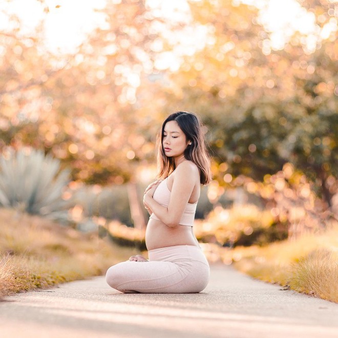 Si&ecirc;u mẫu gốc Việt Lạc Cơ Nhi g&acirc;y tranh c&atilde;i v&igrave; khoe ảnh tập yoga khi đang bụng bầu vượt mặt - Ảnh 6.