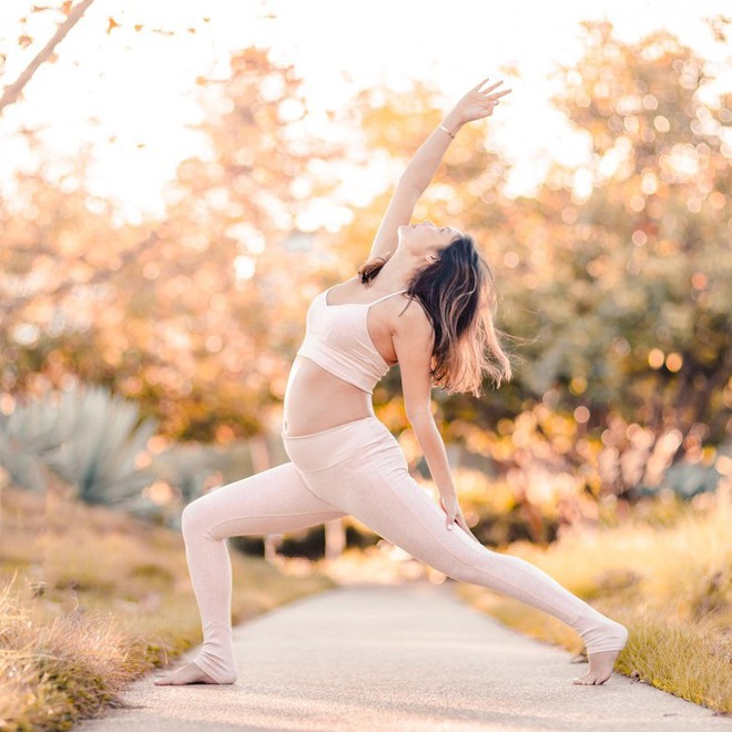 Si&ecirc;u mẫu gốc Việt Lạc Cơ Nhi g&acirc;y tranh c&atilde;i v&igrave; khoe ảnh tập yoga khi đang bụng bầu vượt mặt - Ảnh 7.