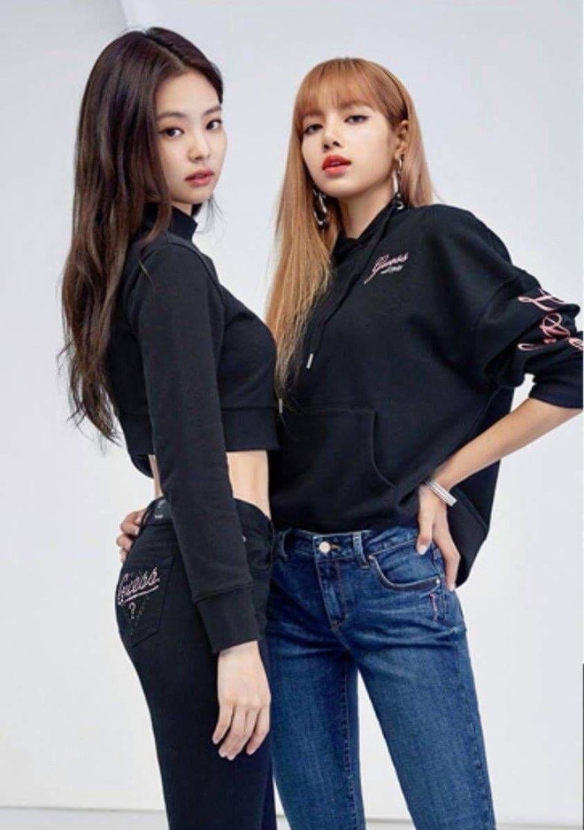 Nếu bạn yêu thích mỹ nhân BlackPink, hãy không bỏ lỡ những hình ảnh chung khung hình của Jennie và Lisa trong những khoảnh khắc đáng yêu và đầy cuốn hút. Được ôm bế bởi người đàn ông mình yêu thương, Lisa và Jennie khiến cho mọi cô gái đều phải ganh tị và khao khát