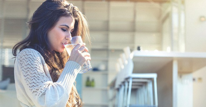 Khám phá 8 lợi ích sức khỏe từ việc uống nước khi bụng đói - Ảnh 2.