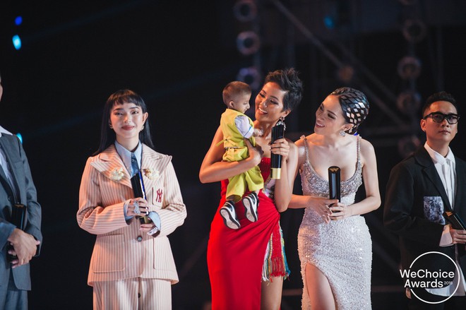 Khoảnh khắc gây xúc động mạnh tại WeChoice Awards 2018: Hoa hậu HHen Niê và Hương Giang trìu mến bế bé Đinh Văn KRể - Ảnh 3.