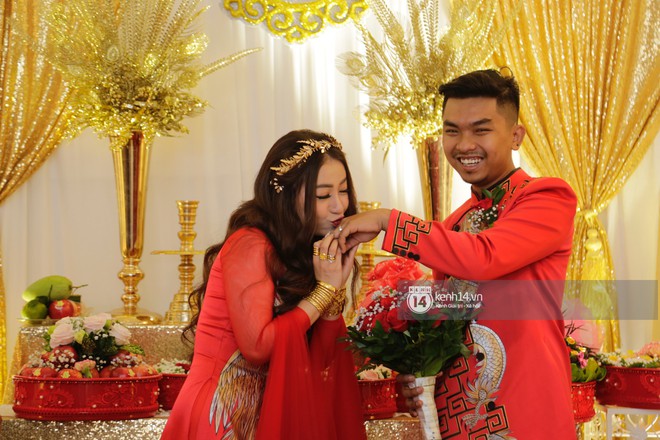 MiA rạng rỡ diện &aacute;o d&agrave;i đỏ, đeo v&agrave;ng đầy tay trong lễ rước d&acirc;u tại qu&ecirc; nh&agrave; Vĩnh Long - Ảnh 2.