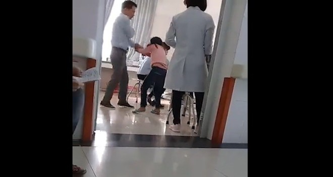 Xác minh danh tính người bố đánh con gái 7 tuổi tại bệnh viện ở Bắc Ninh - Ảnh 2.