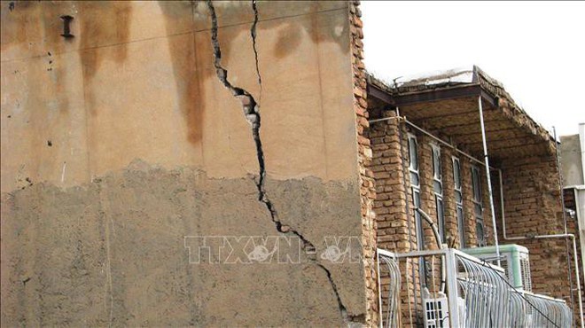 Hàng chục người bị thương vì hoảng loạn chạy ra đường trong động đất tại Iran - Ảnh 1.