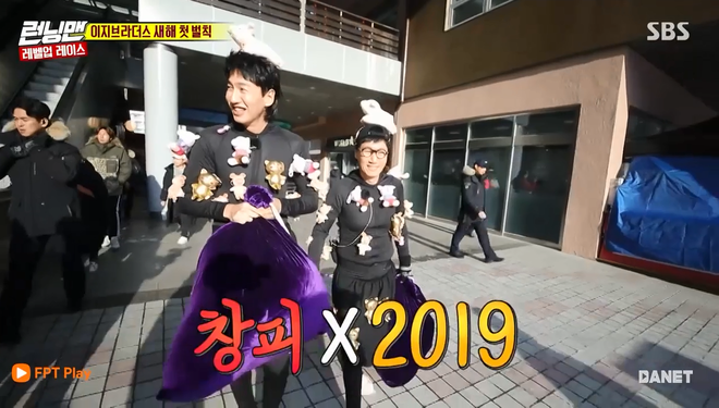 Running Man: Lee Kwang Soo mặc đồ đính đầy heo con đi phát thú bông giữa trời đông - Ảnh 5.