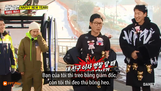 Running Man: Lee Kwang Soo mặc đồ đính đầy heo con đi phát thú bông giữa trời đông - Ảnh 8.