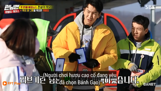 Running Man: Lee Kwang Soo mặc đồ đính đầy heo con đi phát thú bông giữa trời đông - Ảnh 9.