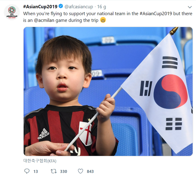 H&igrave;nh ảnh cậu b&eacute; bụ bẫm, ngơ ng&aacute;c vẫy cờ H&agrave;n Quốc tại Asian Cup g&acirc;y sốt bởi qu&aacute; đỗi dễ thương - Ảnh 1.