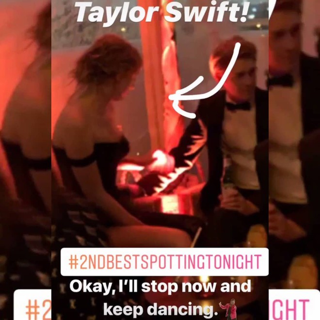 Diện váy trễ ngực sexy, Taylor Swift liên tục nắm tay và hôn bạn trai đắm đuối tại tiệc hậu Quả Cầu Vàng - Ảnh 3.