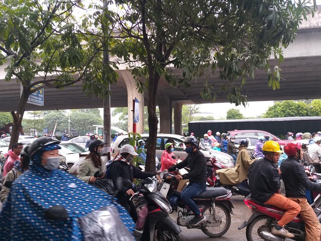 H&agrave; Nội &ugrave;n tắc kinh ho&agrave;ng trong s&aacute;ng mưa r&eacute;t: Cảm gi&aacute;c qua 2 chục c&aacute;i đ&egrave;n xanh rồi c&ograve;n kh&ocirc;ng được di chuyển thật l&agrave;... - Ảnh 10.
