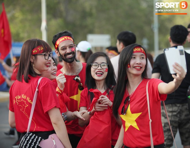 Dàn fangirl xinh đẹp tiếp lửa cho đội tuyển Việt Nam trước trận gặp Iraq - Ảnh 11.
