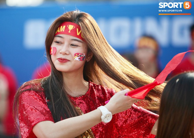 Dàn fangirl xinh đẹp tiếp lửa cho đội tuyển Việt Nam trước trận gặp Iraq - Ảnh 1.