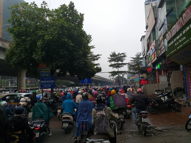 H&agrave; Nội &ugrave;n tắc kinh ho&agrave;ng trong s&aacute;ng mưa r&eacute;t: Cảm gi&aacute;c qua 2 chục c&aacute;i đ&egrave;n xanh rồi c&ograve;n kh&ocirc;ng được di chuyển thật l&agrave;... - Ảnh 9.